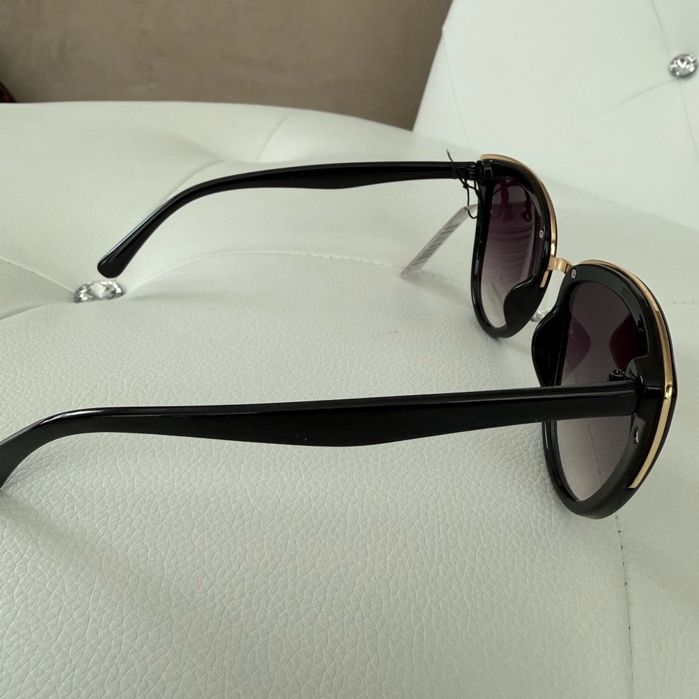 Black & Gold Statement Sunglasses | Chic Cat-Eye Style | 💯UV Protection - Picture 4 of 8